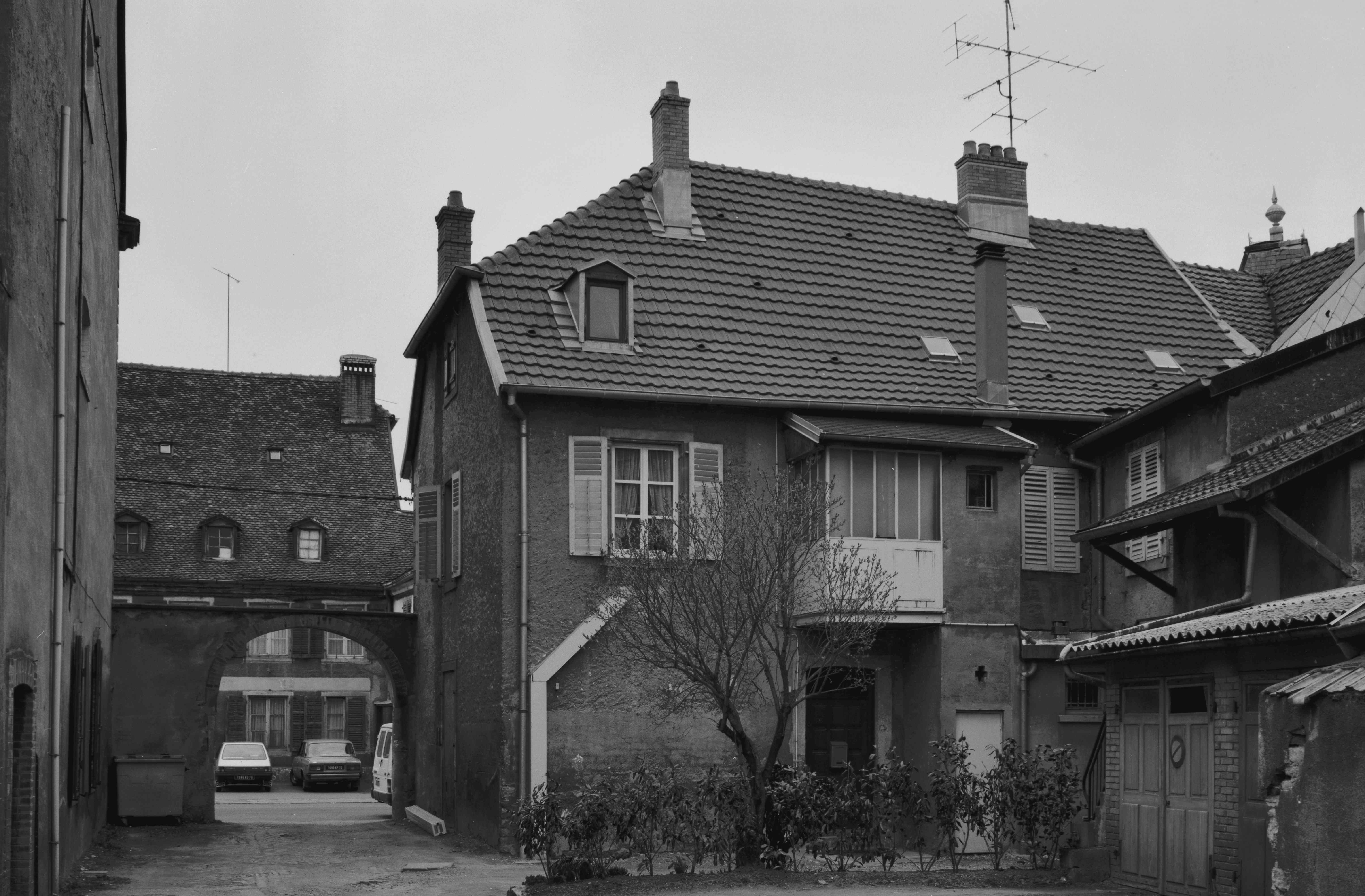Cour d'une maison particulière
