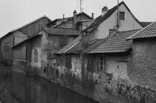 Habitations sur le bord d'un canal