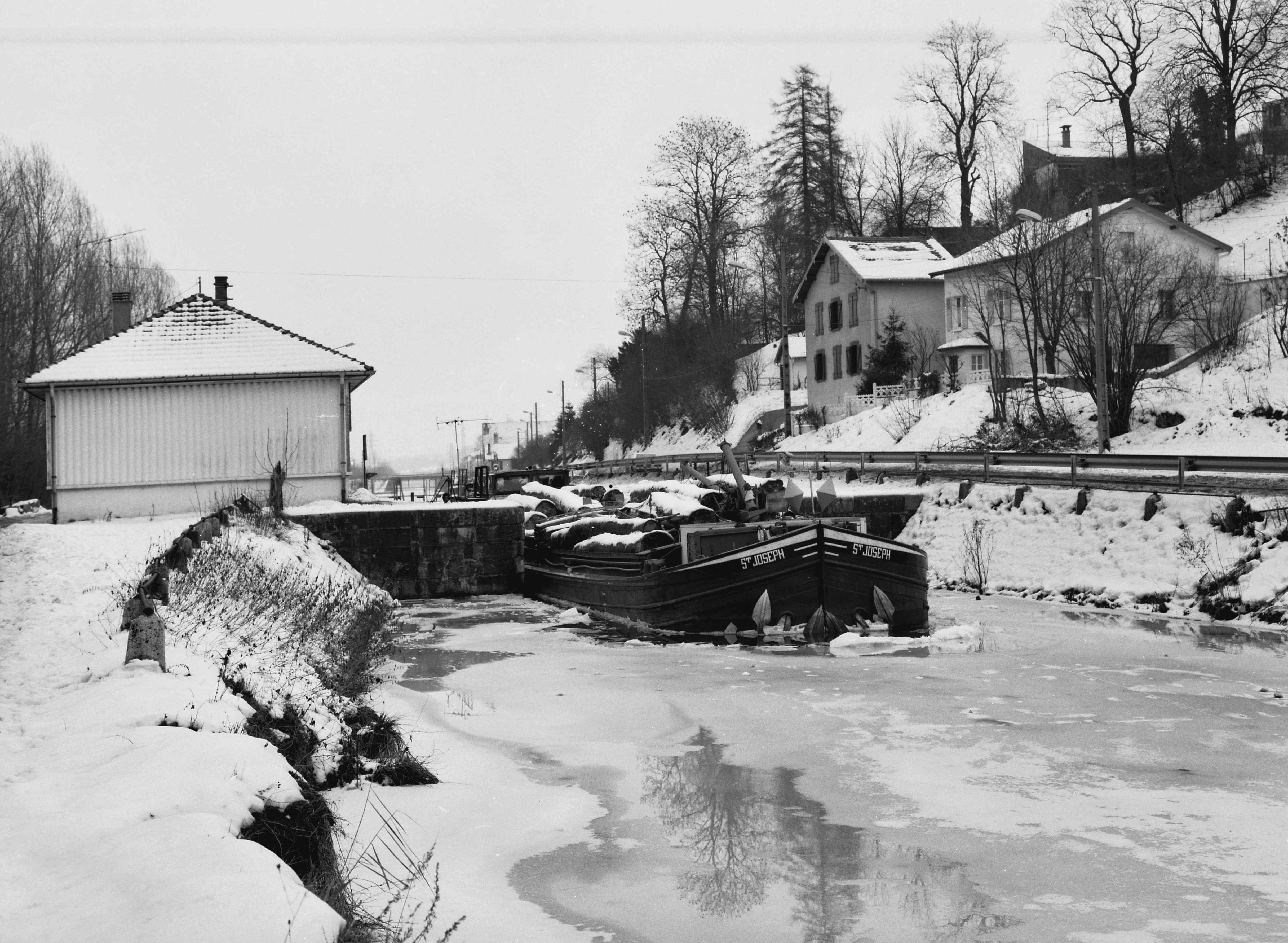 Péniche bloquée par la glace, canal