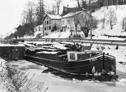 Péniche bloquée par la glace, canal