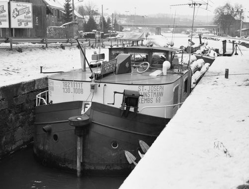 Péniche bloquée par la glace, canal