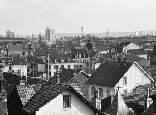 Vue sur les Automobiles Peugeot depuis le château