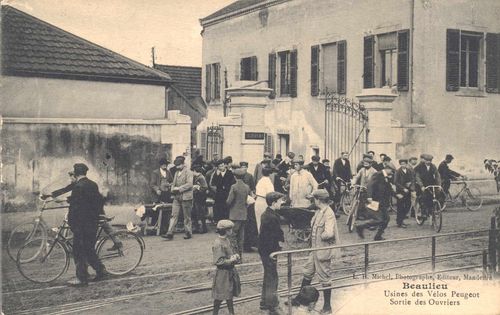 Usines des Vélos Peugeot - Sortie des Ouvriers