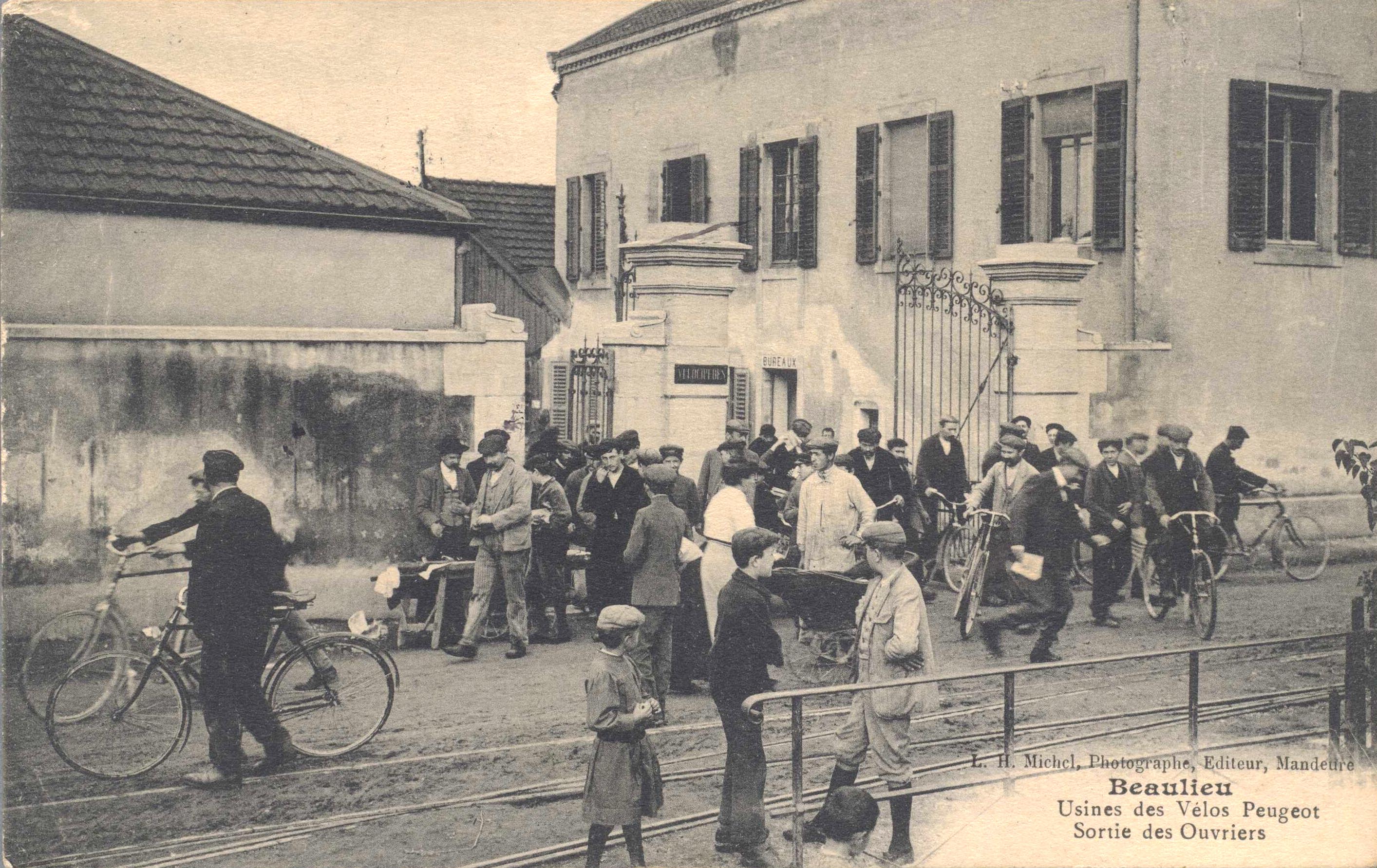 Usines des Vélos Peugeot - Sortie des Ouvriers