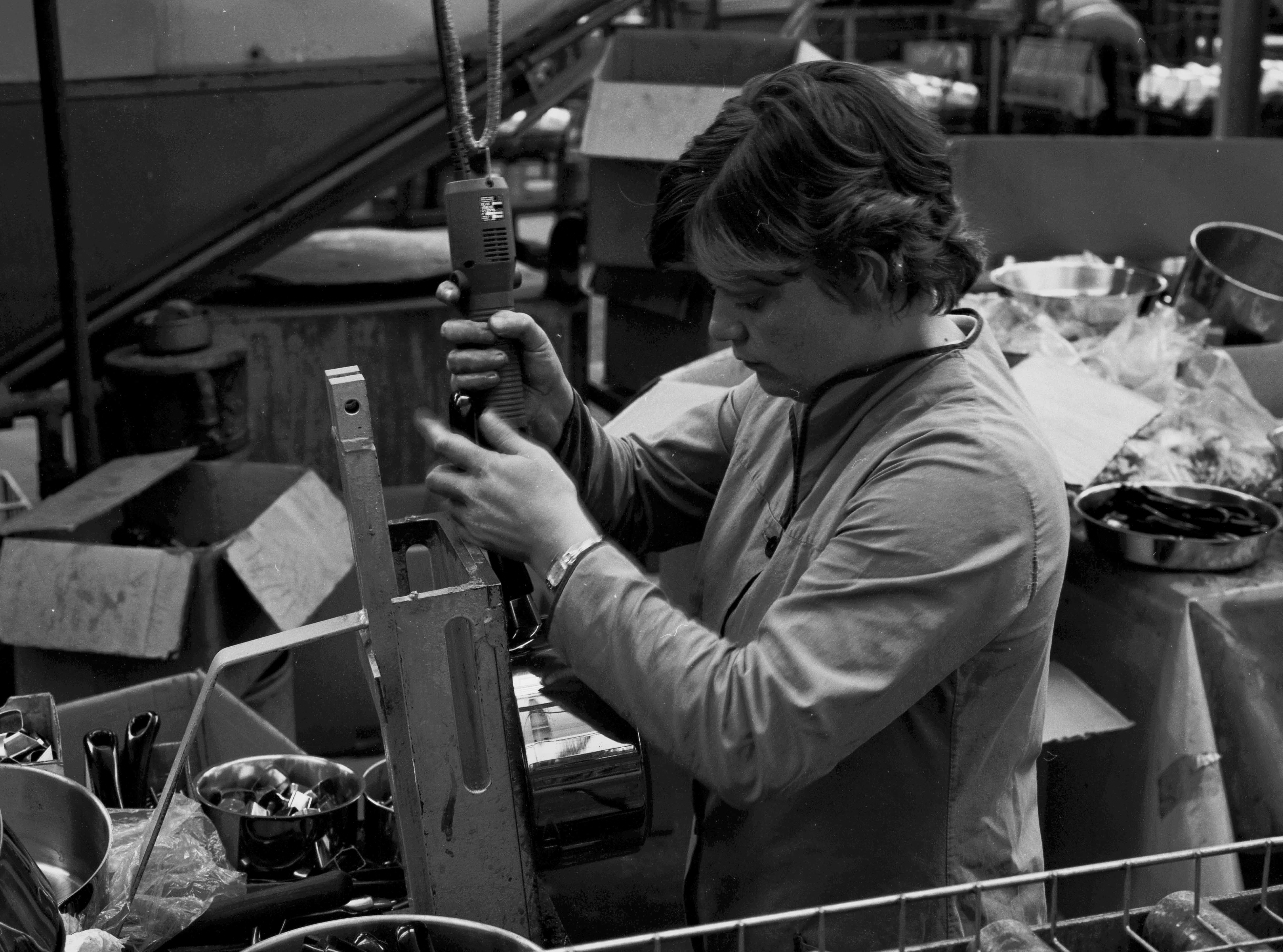Ouvrière de la SCOP Cristel (ancienne usine Japy du Rondelot, à Fesches-le-Châtel) photographiée au travail le 21 mai 1985 par Gilles Choffé.