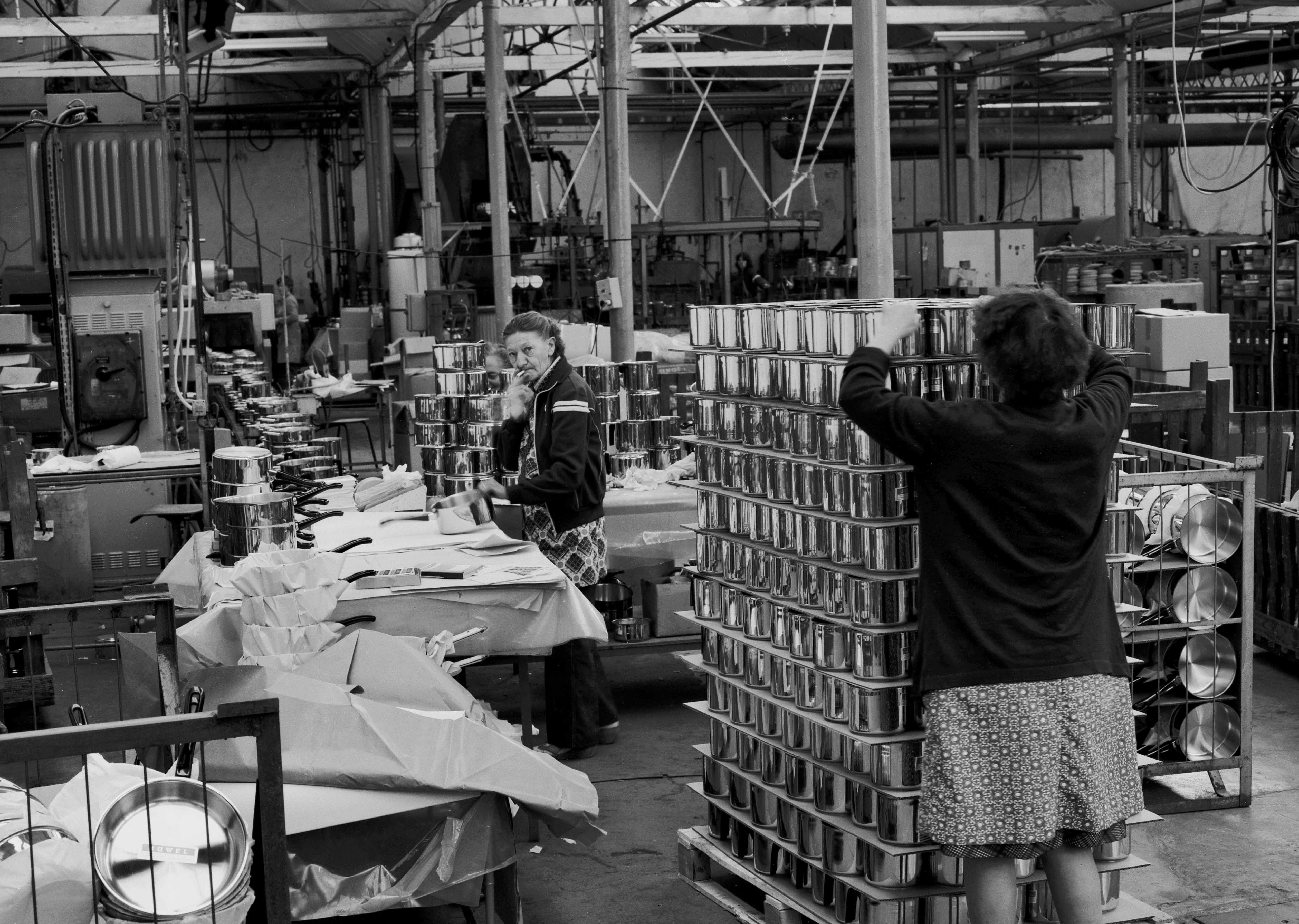 Ouvrières de la SCOP Cristel (ancienne usine Japy du Rondelot, à Fesches-le-Châtel) photographiées au travail le 21 mai 1985 par Gilles Choffé.