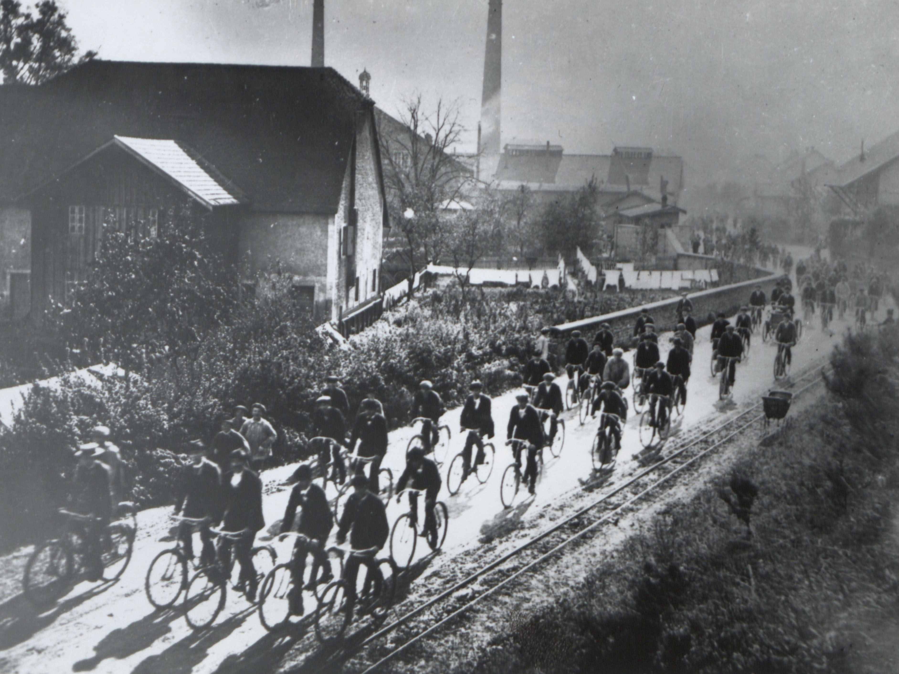 Sortie des usines Beaulieu de Peugeot vers 1906