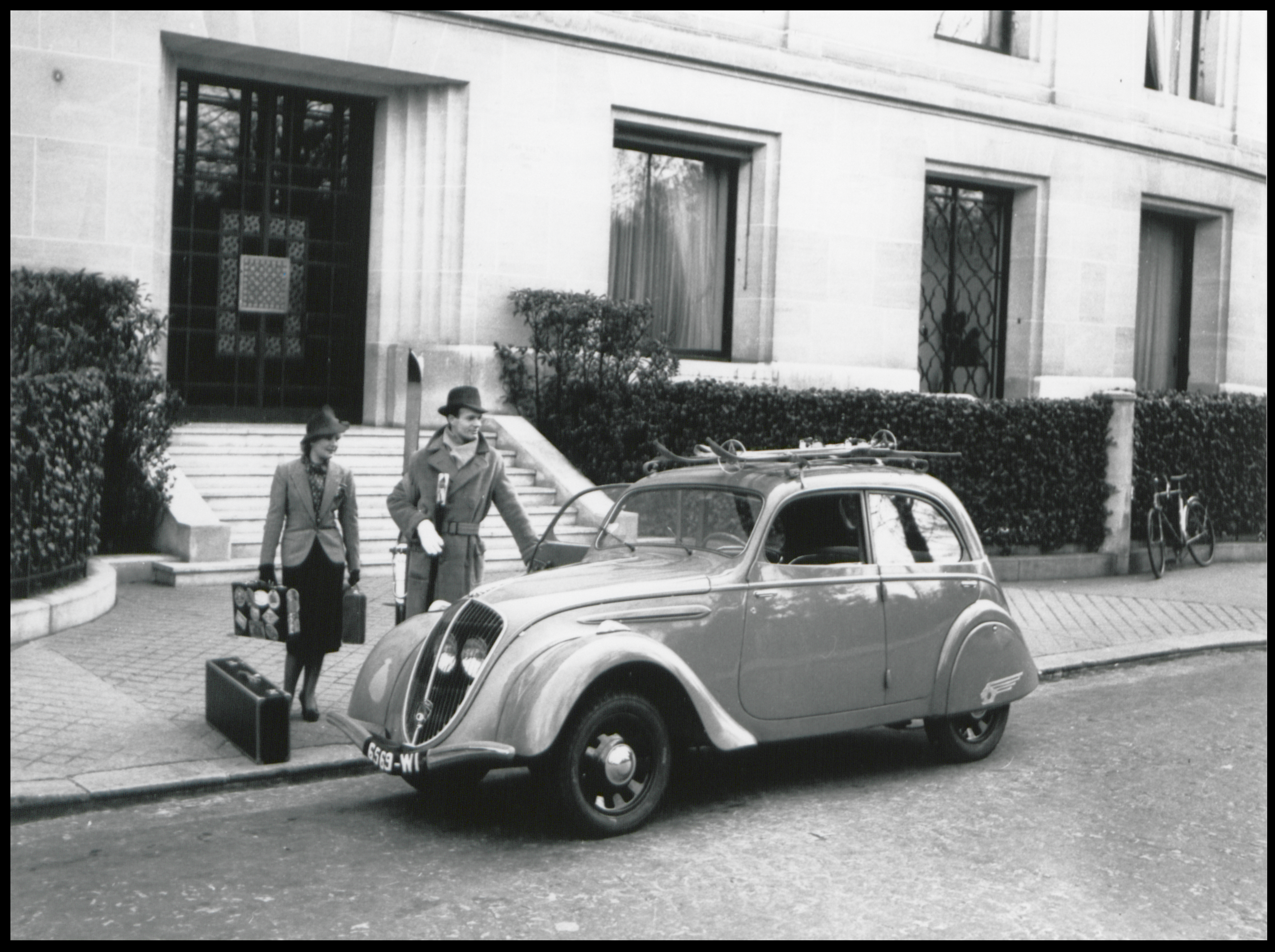 Photographie promotionnelle de la Peugeot 202 en 1939. © Fonds de dotation Peugeot pour la mémoire de l'histoire industrielle