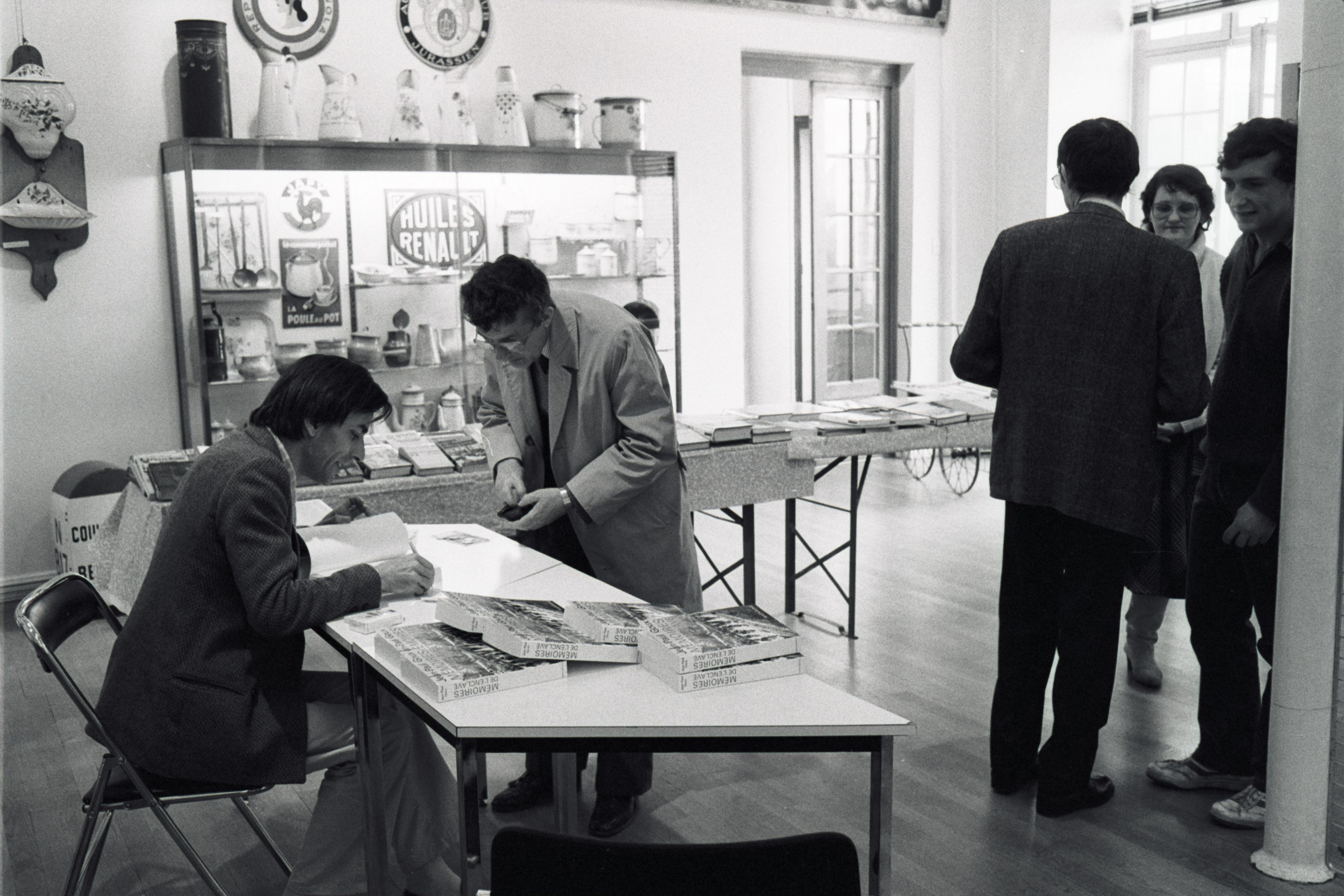 Jean-Paul Goux dédicaçant son livre au Musée du Château de Montbéliard le 27 avril 1986. Photographie de Gilles Choffé