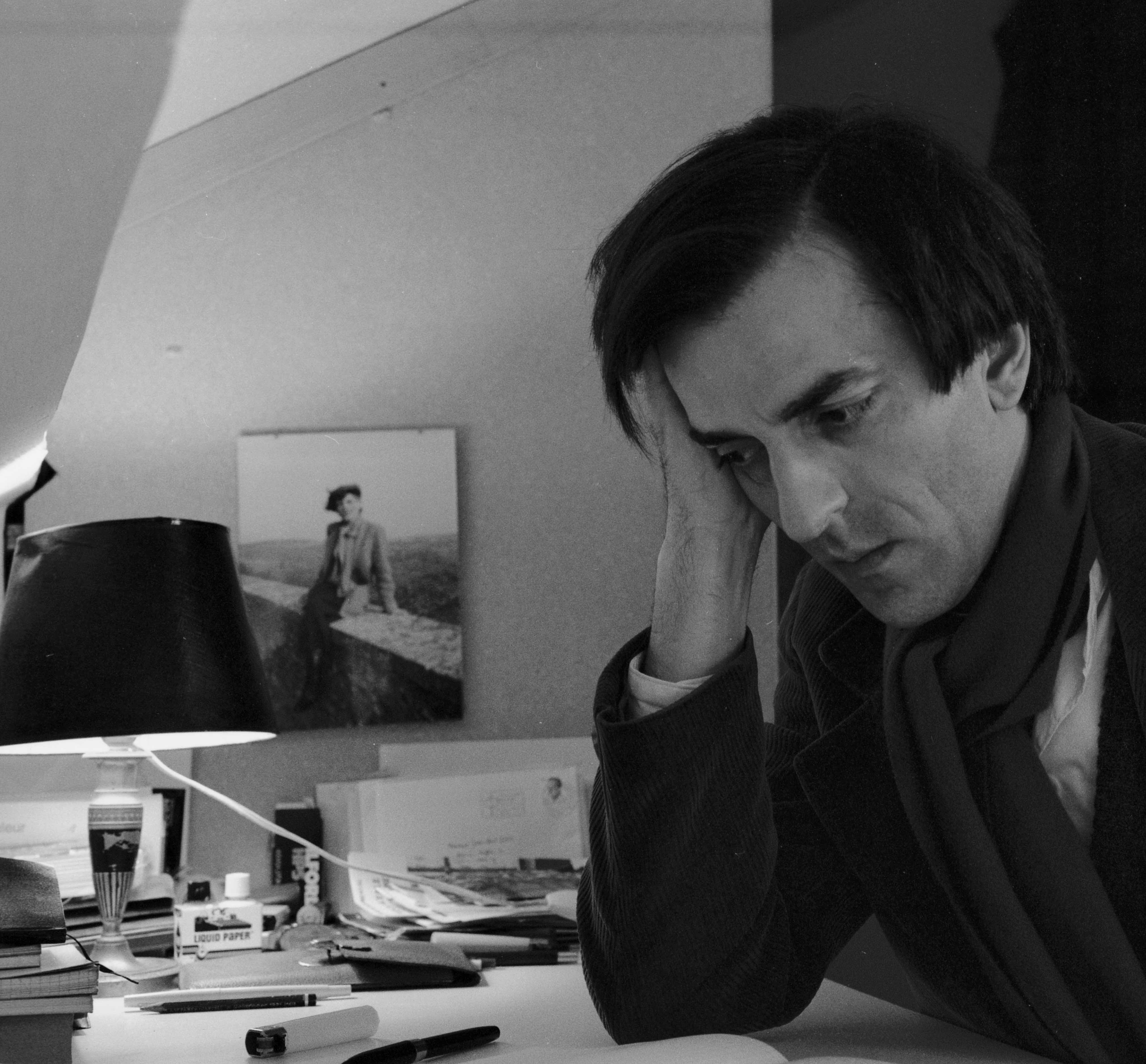 Jean-Paul Goux photographié à son bureau le 3 mars 1985 lors de sa résidence à Montbéliard. Photographie de Gilles Choffé