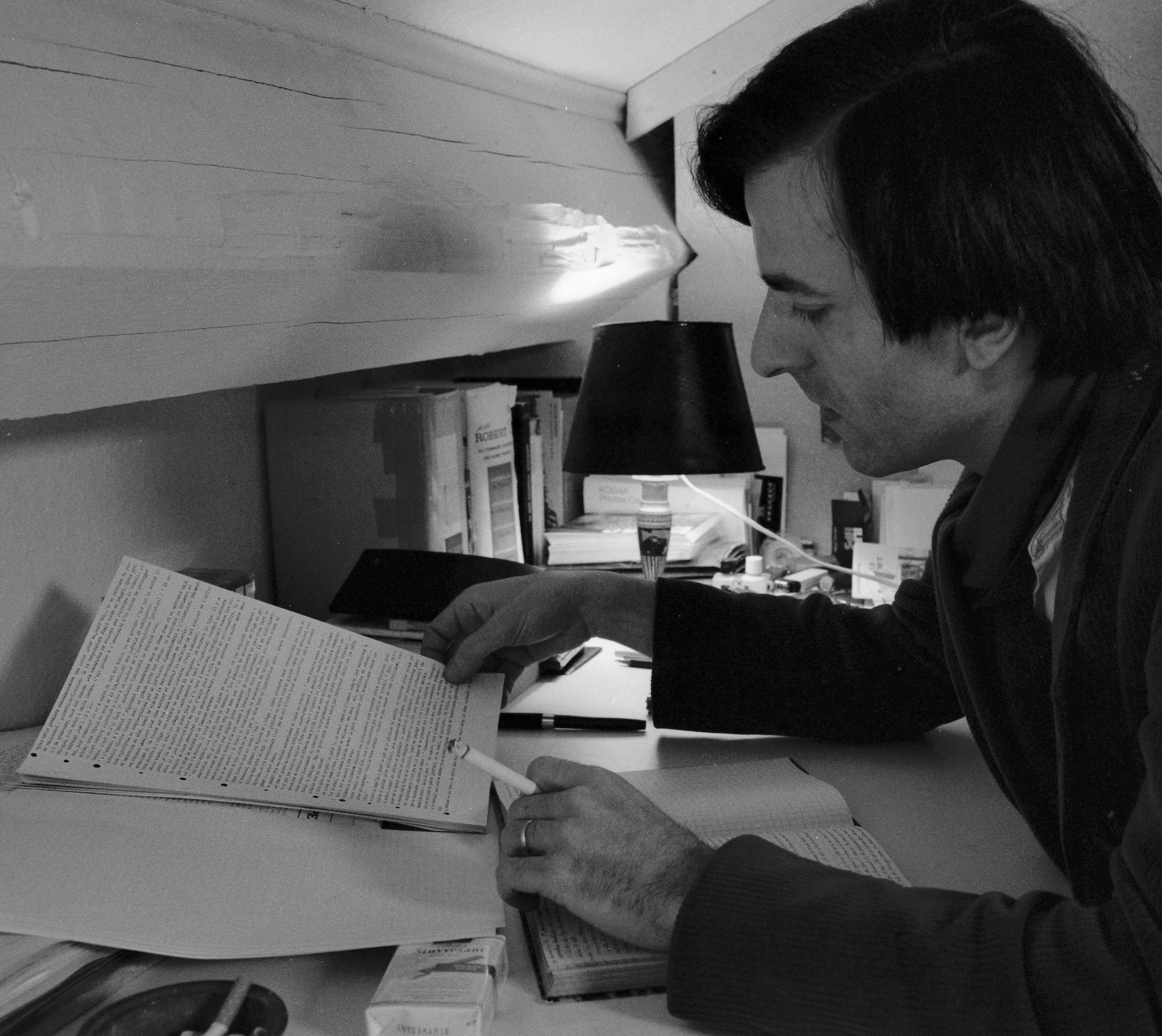 Jean-Paul Goux photographié le 3 mars 1985 à son domicile, 6 avenue Joffre, à Montbéliard, lors de sa résidence. Photographie de Gilles Choffé