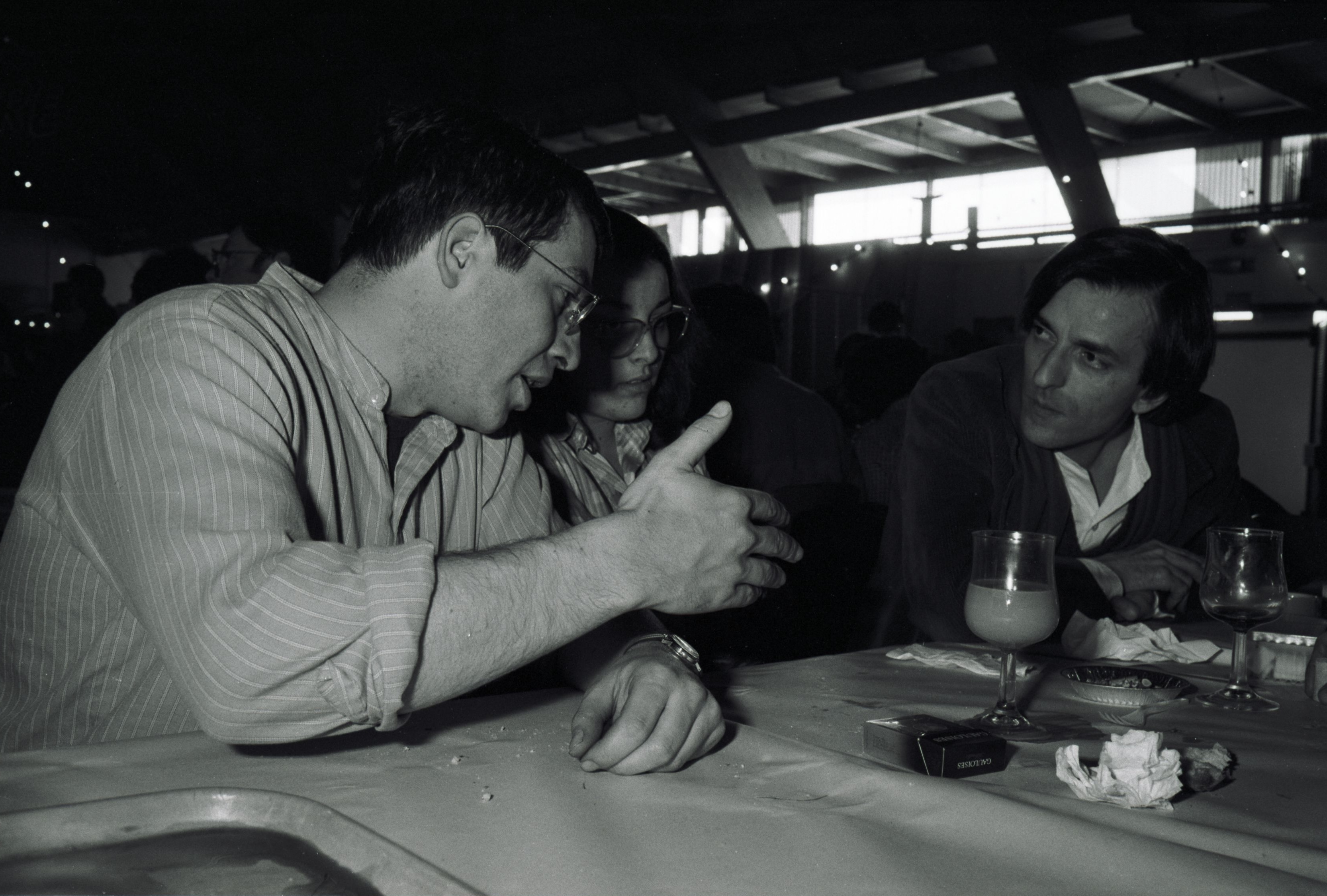 Jean-Paul Goux en discussion à l'occasion d'une exposition organisée lors d'un meeting de Lutte ouvrière le 3 mars 1985. Photographie de Gilles Choffé.