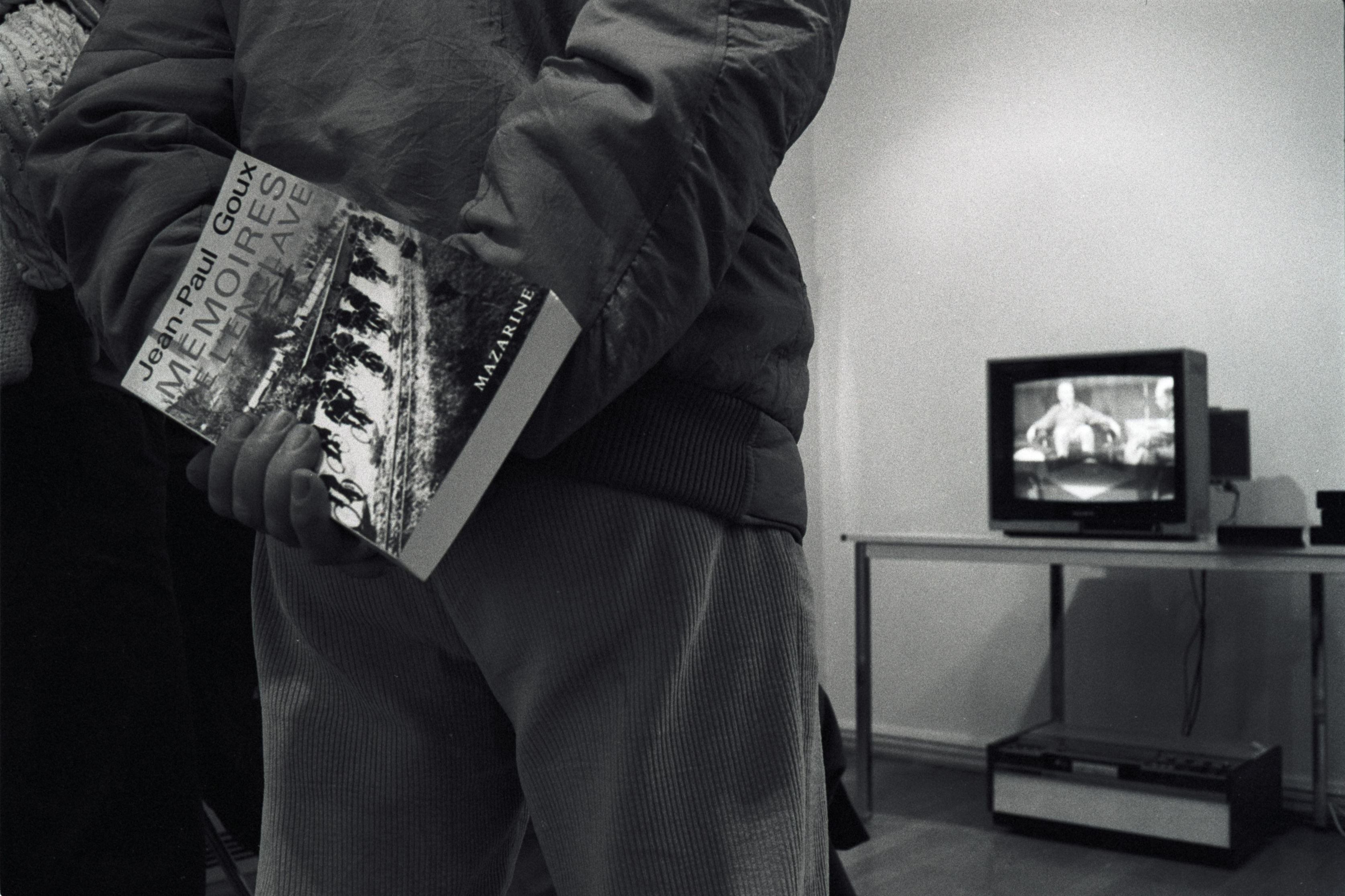 Photographie prise lors d'une séance de dédicaces au musée Japy à Beaucourt en avril 1986 au moment de la parution des Mémoires de l'Enclave. Photographie de Gilles Choffé.