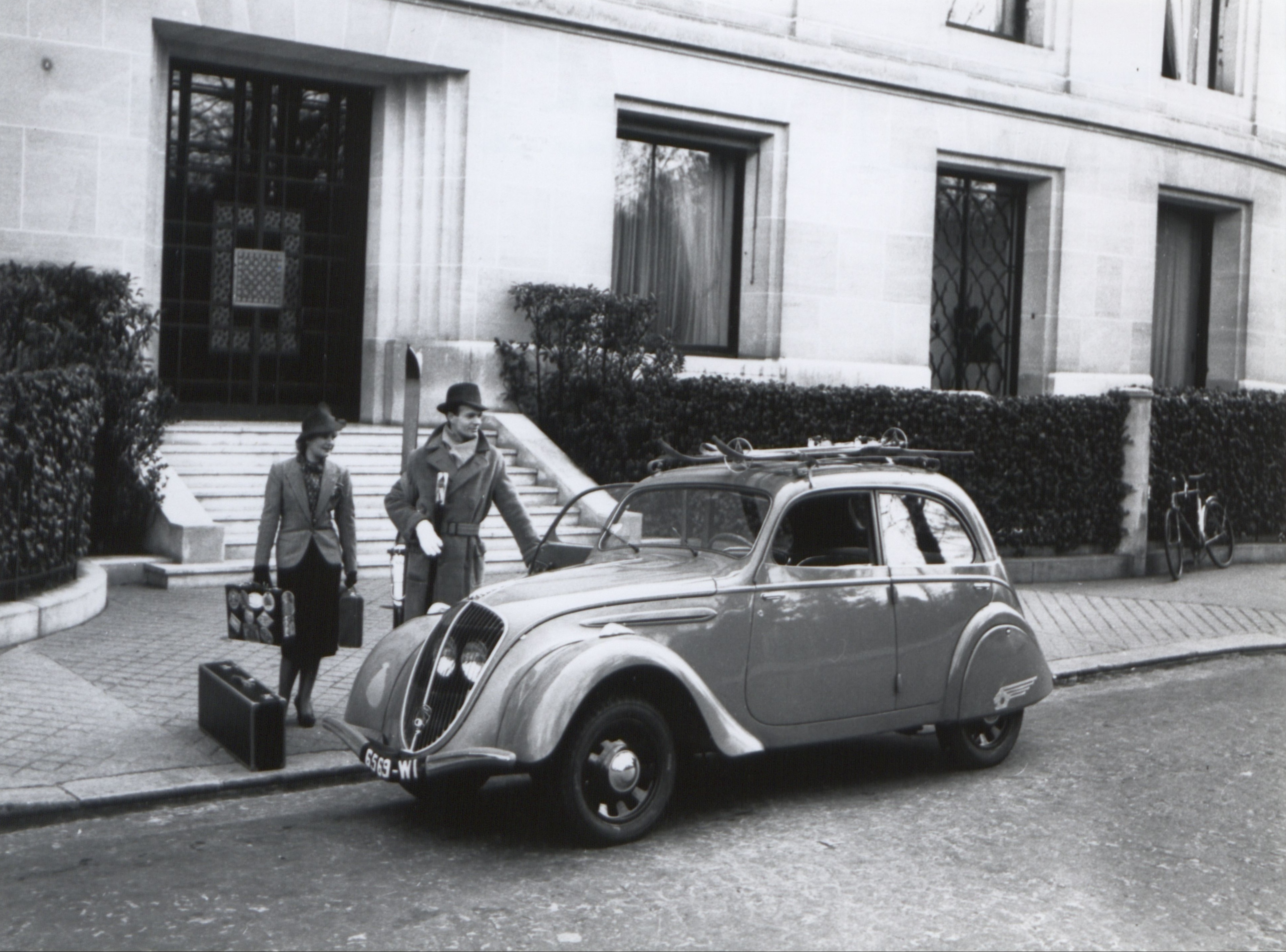 Photographie promotionnelle de la Peugeot 202 en 1939. © Fonds de dotation Peugeot pour la mémoire de l'histoire industrielle